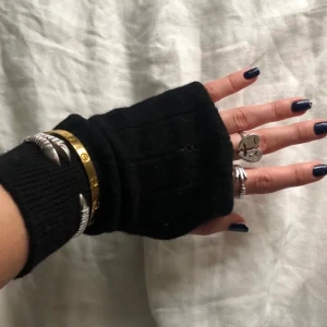 Handledsvärmare - En 100% kasmire handledsvärme köpt här på Plick men kommer inte till användning längre🥰