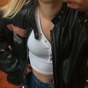 Läderjacka - Skitcool läderjacka köpt på Humana för 300 kr. Den r i bra kvalite och perfekt fit! Säljes bara till bra pris, om det r flera intresserade blir det budgivning. Skriv för frågor! 💞 HÖGSTA BUD: 400 kr