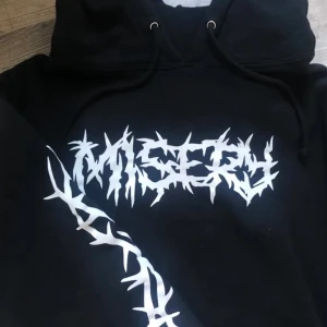 Hoodie - En fet hoodie från Misery köpt från Dollskill.com. Taggtråd på ärmarna. Strl M i herrstorlek så är ganska oversized 🪐🪐 köpare står för frakt!