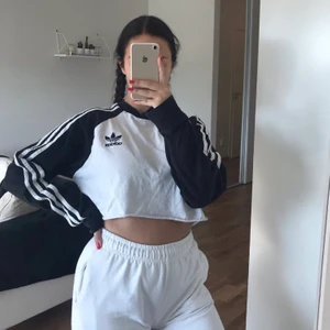 Adidas croppad sweater  - En adidas tröja i storlek M, men passar allt från XS-M. Jag har själv croppat den. Knappt använd, mycket gott skick! Frakt blir 44 kr 🤍