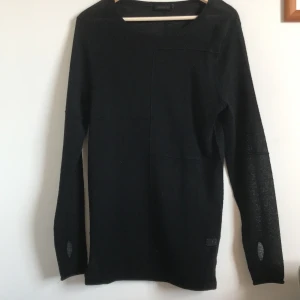 Tiger-tröja - Tiger of sweden-tröja som är 1 år gammal, men sällan använd. 