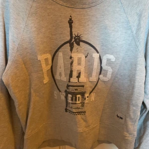 Acne collegetröja storlek m.  - Skön collegetröja i snygg grå färg. 