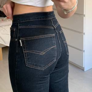 jeans från humana sitter skitbra och är helt rak i benen! jeansen är från märker stooker och det står att byxorna har storlek 30