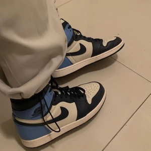 Jordans - jordan 1 obsidian! Säljer pågrund för stora, aldrig använda 💙  Budgivningen startar på 700& avslutas 13/7