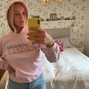 Rosa hoodie - Rosa hoodie från River Island i storlek S (herrstorlek). Den har en liten fläck på magen men syns inte så mycket. Sen har snöret i luvan försvunnit tyvärr. Annars så fin