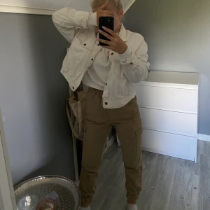 Cargopants - Cargobyxor från H&M tror jag kommer inte ihåg och har klippt bort lappen. Använda fåtalet gånger och jättefint skick!! Dom är lite ljusare än vad det ser ut som på bilden 💓