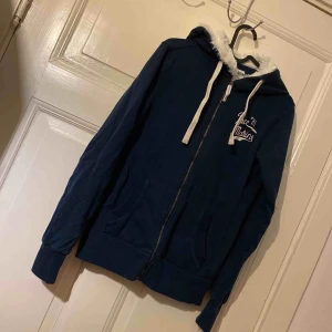  - Mysig tjocktröja från racemarine.  Storlek 38, passar en S. Finns i malmö.  