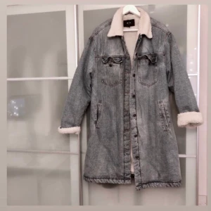 Fodrad jeansjacka - Oversized Fodrad jeansjacka, endast testad är som helt ny! Köptes för 699kr, säljes för 300kr, kan mötas upp i Stockholm eller så står du för frakten.  Storlek XS/S