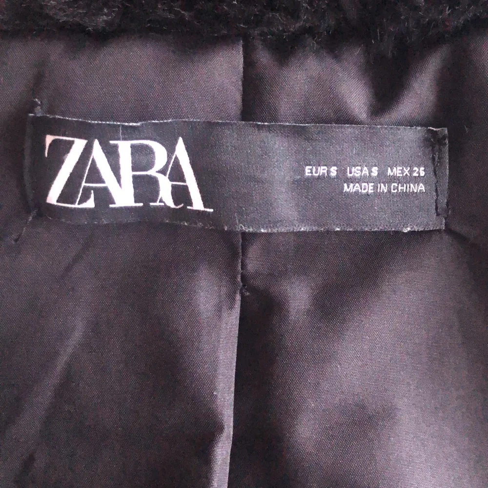 Säljer min sjukt snygga pälsjacka från Zara, säljer pga att jag behöver bli av med jackor. Sjukt fint skick och använd fåtal gånger (4-5 gånger). Ny pris 300kr. Skriv för fler bilder privat. Buda!. Jackor.