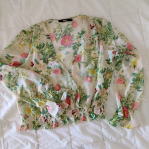 Somrig omlott blus med knapp stl.M  - Blommig blus från BikBok i stl.M använd 3-4gånger.
