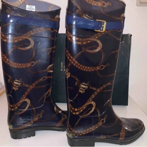 Ralph Lauren - Original -  - Säljer Originala Ralph Lauren Stövlar som är använd en gång. Storlek: 38 Köpt för 1100kr föra året. Säljer för 450 Kvitto finns inte. Inga skam bud! Så länge finns annonsen kvar, då är dom kvar också. 🙂