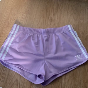 Adidas shorts - Knappt använda shorts från adidas, för stora på mig som är xs tyvärr!