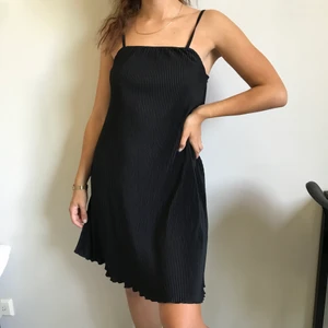 Svart klänning - Svart klänning i stl S, köpt på Zara. Endast provad så har aldrig använt den🎈 tar endast swish, köparen står för frakt 💝🥰 pris kan diskuteras vid snabb affär