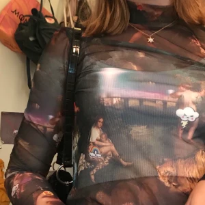 Mesh tröja från Junkyard  - Häftig tröja från Junkyard med änglar och stickers på. Det är även turtleneck. 120 kr inkl frakt.