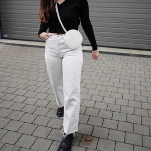 Vita jeans - Riktigt snygga och somriga jeans från & Other stories i fint skick! Använder ej för har liknande par. De är i strl 27 och passar mig som är en S. Köparen står för frakt💕 Nypris 690 kr