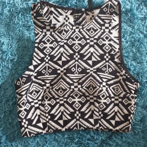 Crop top - Fin midjekort topp från hm! Kommer tyvärr inte till så mycket användning. Frakt ingår ej 