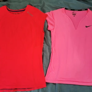 Träningströjor  - Säljer dessa två träningströjor i stl m. Nike är använda ett par gånger och är lite sliten på märket. Soc är använd 2-3 gånger och är i bra skick. Säljer både för 100kr och en för 60kr plus frakt. 