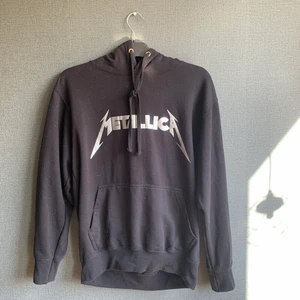 METALLICA hoodie - METALLICA hoodie från boohoo. Använd fåtal gånger och är i ett bra skuck. St M och passar också S. 