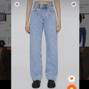 wide leg jeans - säljer mina ljusblåa wide leg jeans ifrån pull&bear! passar mig som är 178 :) använda två gånger