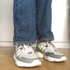 Adidas Yung-96  - Knappt använda Adidas Yung-96or i grått med gröna detaljer! 