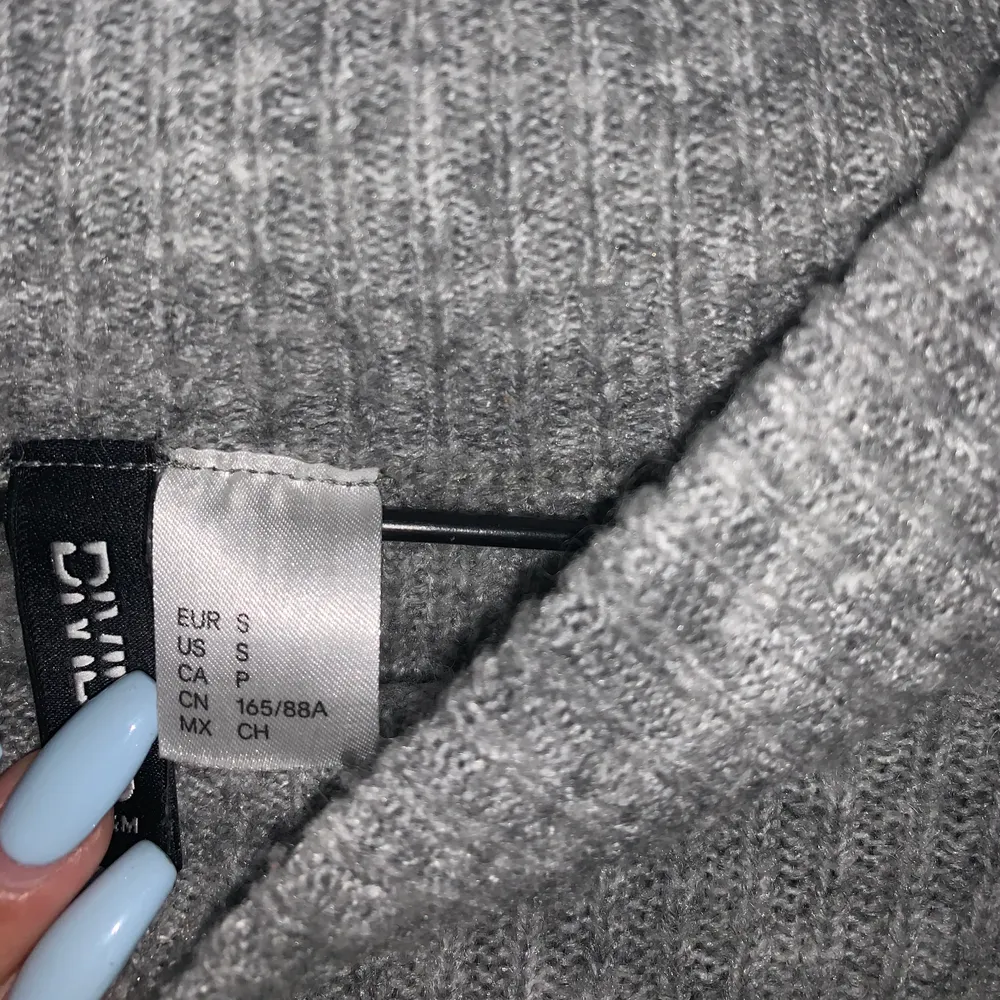 Grå stickad tröja från h&m i Stl S, kommer inte till användning. Köparen står för frakten☺️. Stickat.
