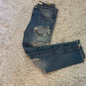  - Snygga ljusa slitna jeans! 