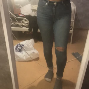 ripped jeans - Jeans från gina tricot använd bara några gånger men är i jätte bra skick