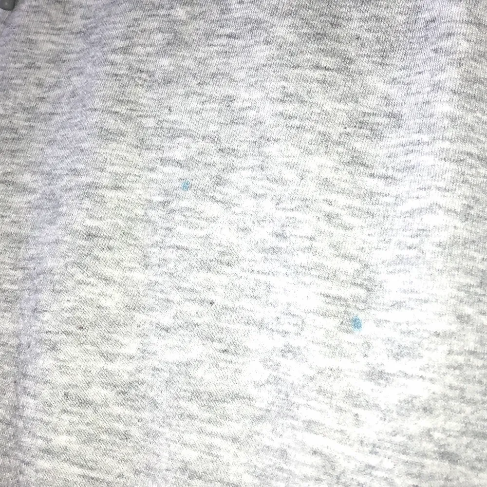 Ljusgråa mjukingbyxor i tunt tyg med en ficka på ena sidan, storlek S, (har även en supereliten blå fläck på framsidan)  du står för frakten!. Jeans & Byxor.