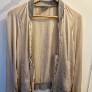 Tunn, creme-färgad jacka - Superfin sommarjacka, funkar även som ”kofta” 🔥 perfekt när man bara vill ha något över armarna utan att förstöra outfiten ✨ Fint skick! Detaljer runt handlederna & kragen av mjukare material! 🌟 Kom gärna m egna bud, köparen står för frakten