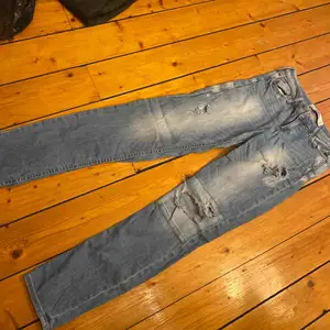 Midjan storlek 27. Längden storlek 31. Väldigt sköna jeans från Hollister.  Finns i malmö.