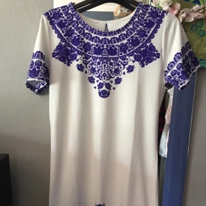  - Säljer denna klänning, 100 inkl frakt , kan sänkas.
Den har mönster längst ner med kan skicka bilder om så önskas!