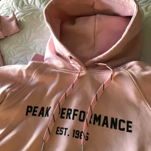 Peak Hoodie - Finaste färgen som finns är väl ändå baby rosa 😌🥰 tyvär så är denna för liten för mig men den är så fin så den förtjänar ett nytt hem där den kan visas upp på gatorna