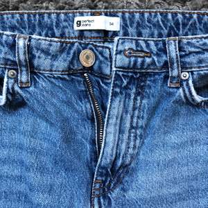 Jätte fina jeans ifrån Gina tricot i storlek 34, säljes för 189kr och frakten ingår i priset.