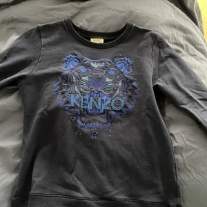 Kenzo tröja - Hej, jag säljer en kenzo tröja i barn storlek 14A men passar mig som vanligtvis är en xs/s. Den är mörkblå och köpt på nk. Säljer den för 400kr ink spårbar frakt.
