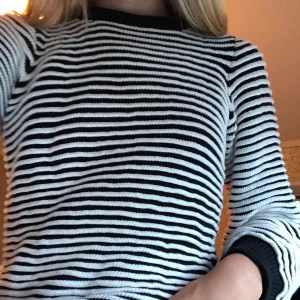 Dobber stickad tröja - En dobber tröja köpt på MQ! Svart och vit randig. Skriv för mer info. Köparen står för frakt😊