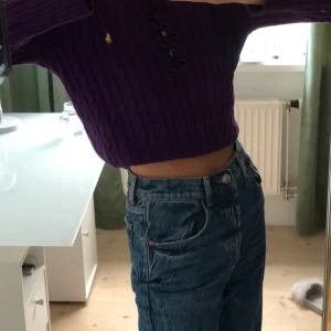 Ralph lauren tröja - Säljer denna Ralp lauren tröjan då den blivit för liten. Personligen gillar jag att vika in den men går att styla hur man vill. Frakt tillkommer📦