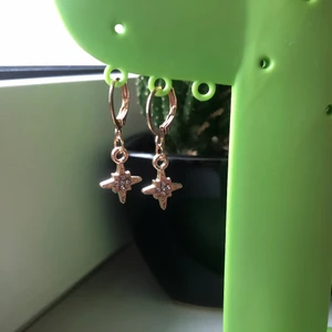 Örhängen med stjärn motiv - Supersnygga och trendiga örhängen. Örhängena är oanvända och frakten kostar 11kr oavsett hur många smycken man köper!!