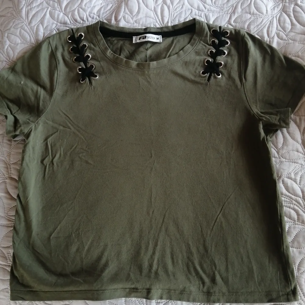 FB Sister millitärgrön t-shirt i storlek M, mycket bra skick, använd ett fåtal gånger. . T-shirts.