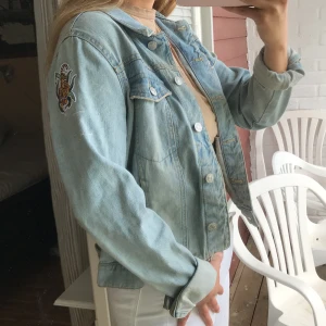 Jeansjacka - Snygg vintage jeansjacka som jag satt på en detalj.