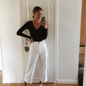 VITA MAGISKA JEANS - Drömmiga vita byxor med kortare modell för den som är lång (jag är 173) och perfekt för dig som är lite kortare. Ej genomskinliga. Passar allt och alla. Ett riktigt kap att ha på sig i sommar. Frakt tillkommer!❤️☀️