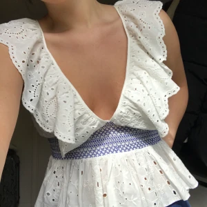 Somrig topp - Världens finaste topp!! den är i storlek M men passar absolut en S. Man ser verkligen ut som en sommardröm i denna😍