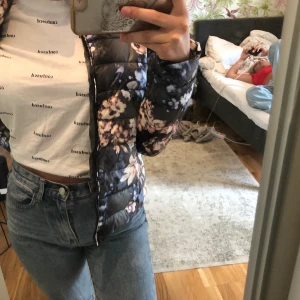 Dunnjacka - Denhär jackan är inte riktigt min stil och har inte kommit till användning & den är ifrån nee yorker