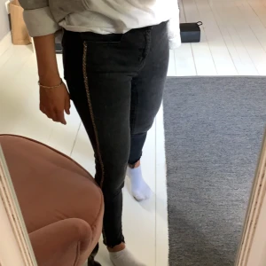 Skitballa zara jeans med glitterrand - Säljer nu dessa supercoola jeansen från zara med glitterrand längs sömnen och slitningar längs ner. Sitter Såå fint och väldigt unika, men tyvärr för små för mig. Storlek 36 men skulle säga att de snarare är en 34:a