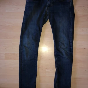 Lee Jeans Luke herr strl W29/L32 - Mycket bra skick. Säljes pga av att de inte passar längre. Originalpris 899. Frakt inräknat.