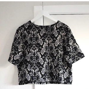 T-shirt från BIKBOK - Snygg kort mönstrad Grå topp/t-shirt från BIK BOK. Så snyggt mönster och passform! Slutsåld, passa på att fynda till lågt pris! Säljer likadan i annat mönster. Passar fler storlekar beroende på hur man vill att den ska sitta! Storlek L. 