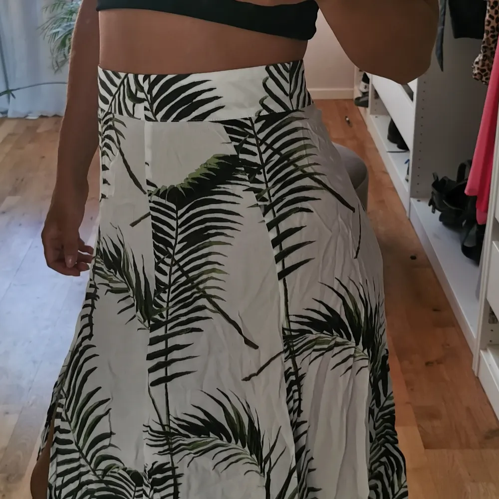 Somrig kjol från HM 💗 Storlek S. Säljer denna för 200kr. Frakt ingår i priset 💕. Kjolar.