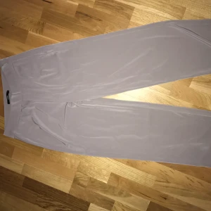 Snygga wide pants i strlk L - Dessa gråa vida byxor är helt underbara i materialet. Är tyvärr för stora för mig. Använda en gång men är sjukt snygga på. Köpta på bikbok