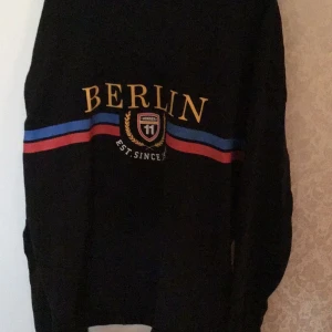 Berlin sweatshirt - Köpt i Berlin, knappast använd. 50kr + frakt