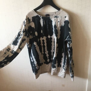 Ny collagetröja i batik - Helt ny tröja från Urban Outfiters! Strl s-m, inga lappar kvar men aldrig använd, jättemjuk innuti! Frakt 79kr.