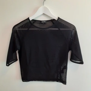 Genomskinlig topp - Svart croppad och genomskinlig topp. Storleken är medium men skulle säga att den är mer som en small! 100 kr, frakt ingår🌸